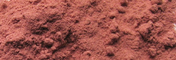 Rosenblütenblätter rot gemahlen